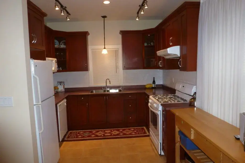 E 7th Avenue, Vancouver BC V5N 1S2