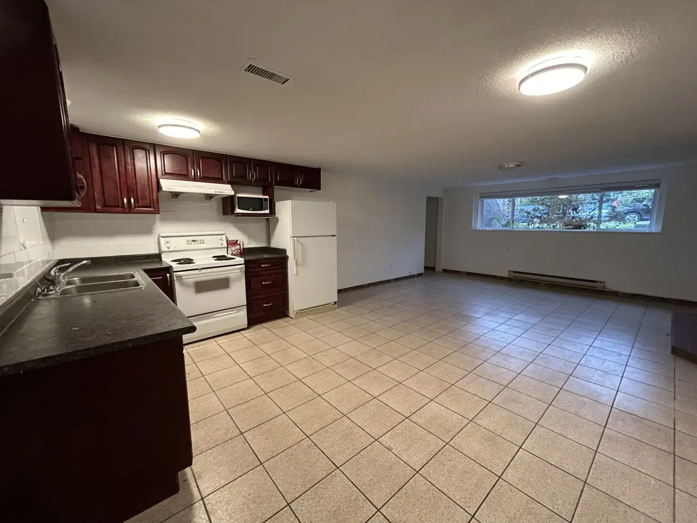 Downstair E 11 Street, North Vancouver BC V5T 4K8