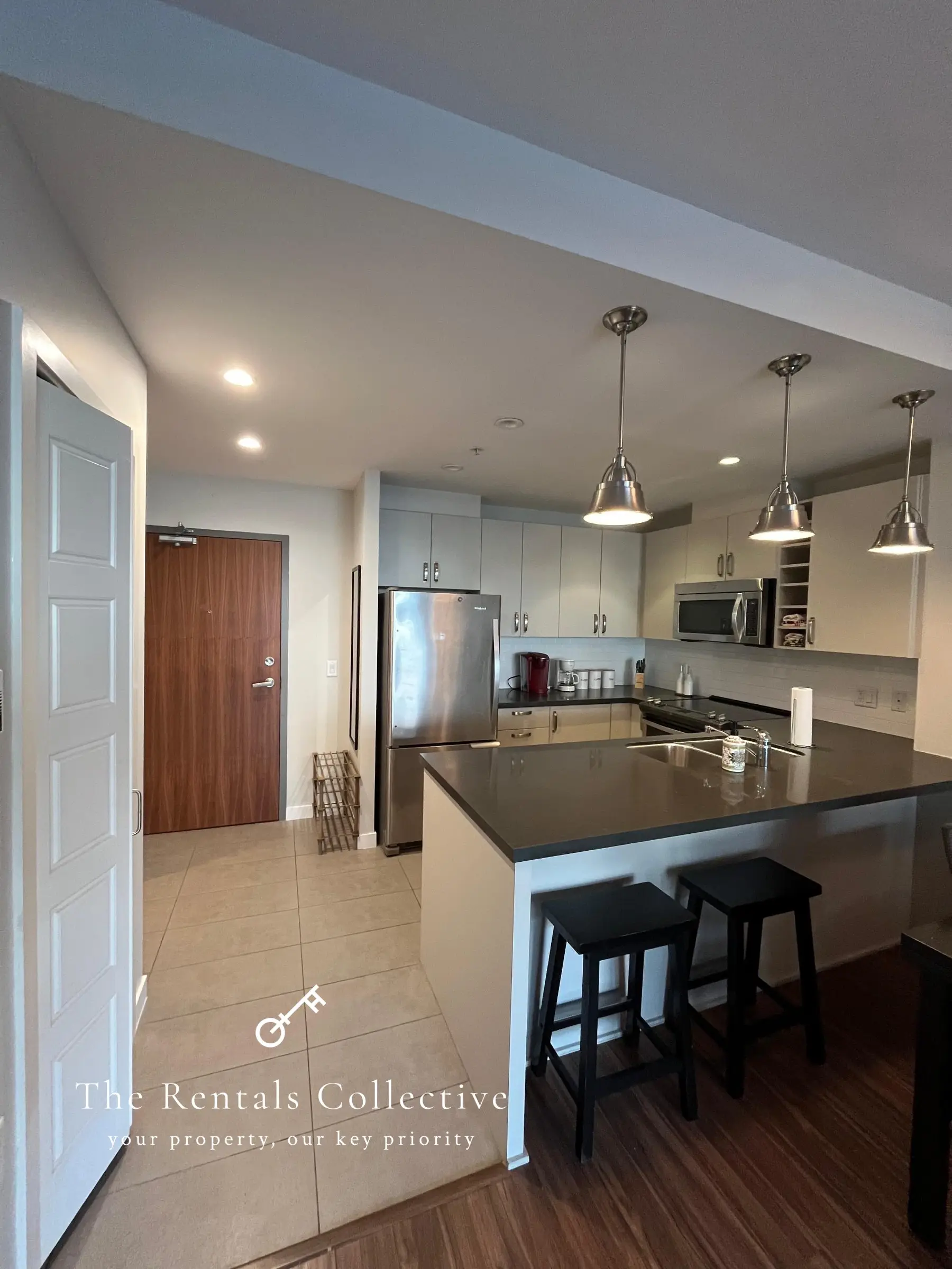 211-215 W 1st St, North Vancouver BC，第 1 张照片