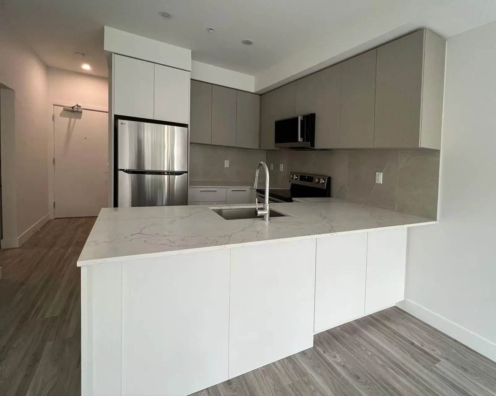⁦A204-17733 57a Ave, Surrey, BC V3S 0C3⁩، عکس ⁦1⁩