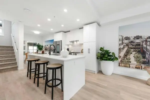 131-535 E 2nd St, North Vancouver BC，第 1 张照片