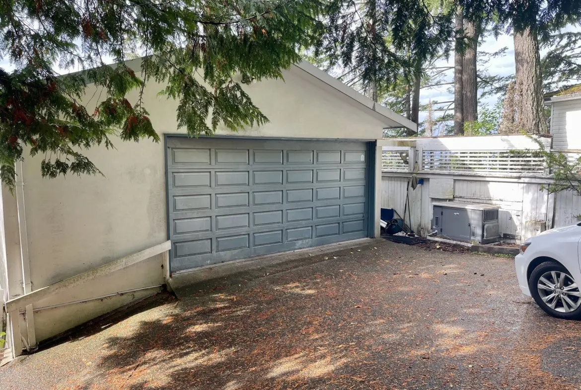 Montizambert Wynd, West Vancouver BC V7W 1C1(Coach House