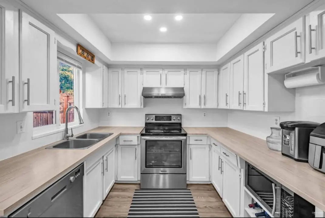 Kingcome Avenue, Richmond BC V7A 4W9 –partial suite