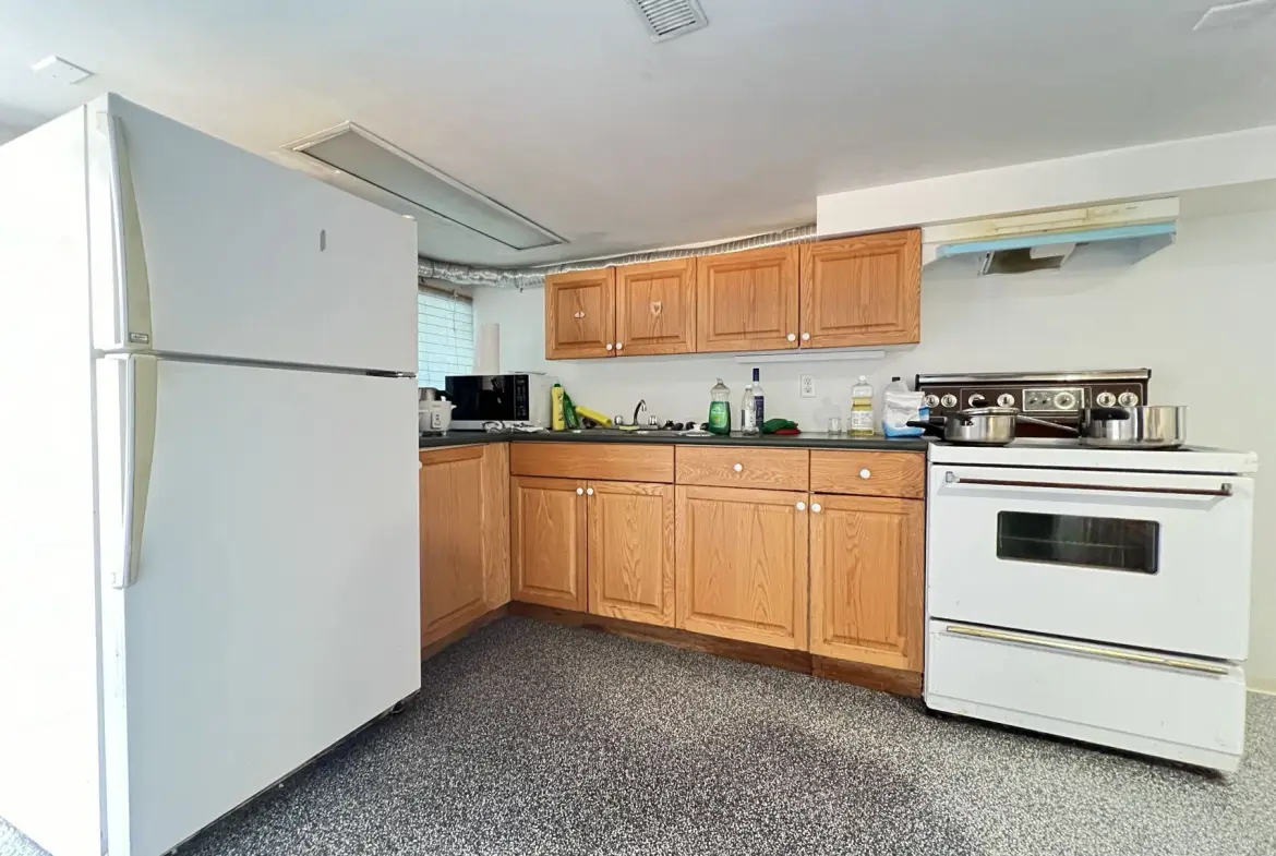 W 14th Avenue, Vancouver BC V6K 2X8 (basement