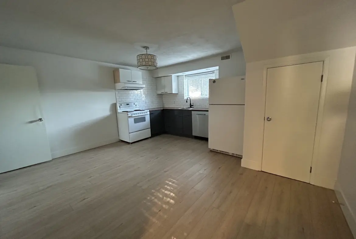 E 23rd Street, North Vancouver BC V7L3E5