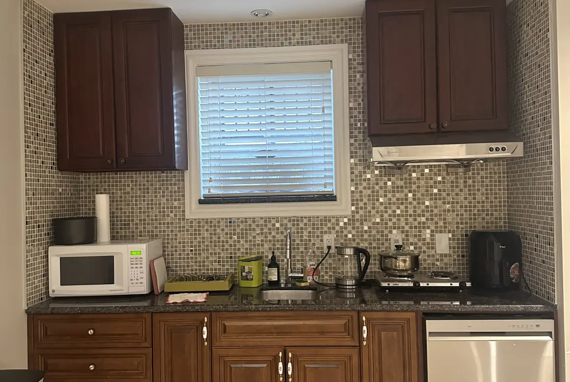 Basement W 23rd Avenue, Vancouver, BC V6L 1N5