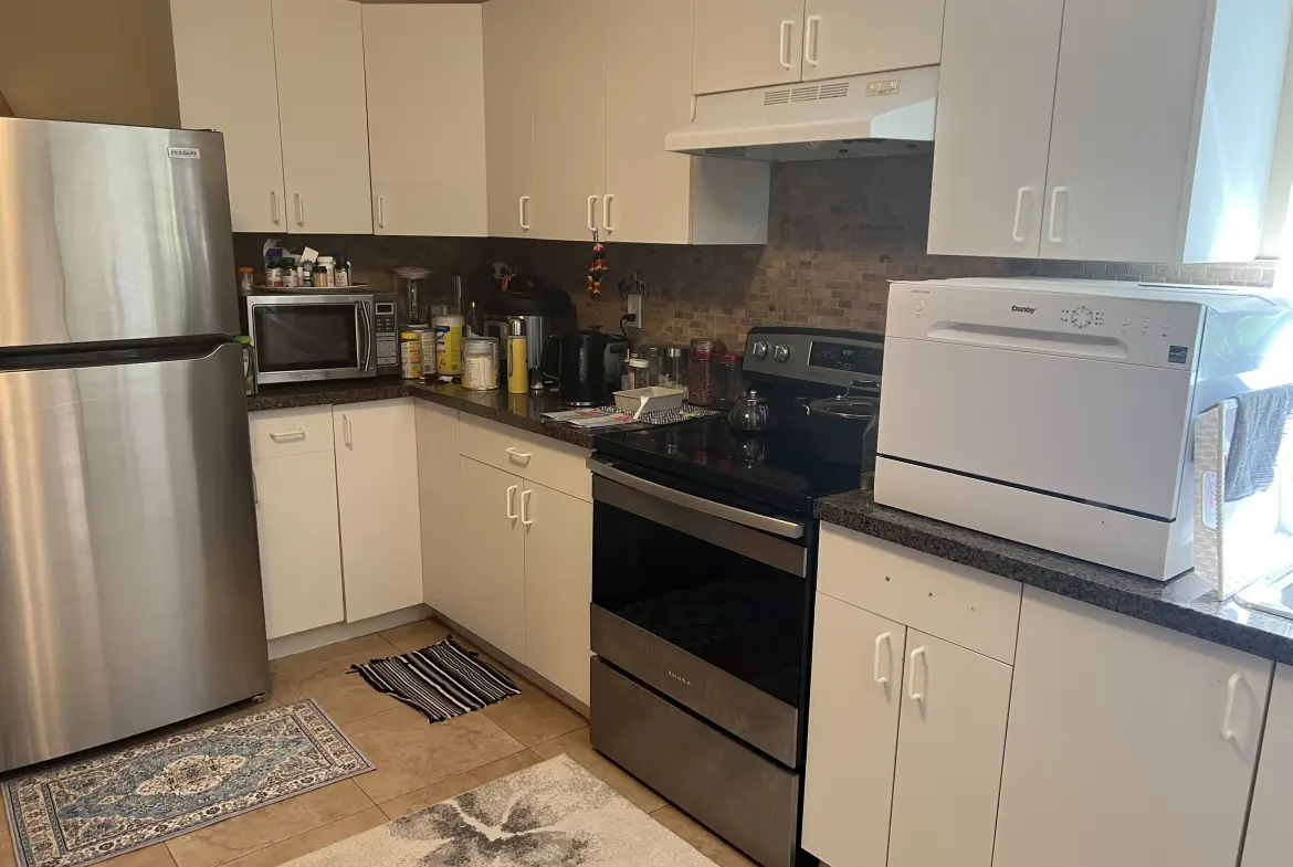 Cliffrose Crescent, Coquitlam BC V3E 2S9(Basement