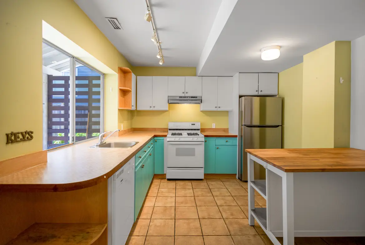 E 9th Street, North Vancouver, BC V7L 2B6