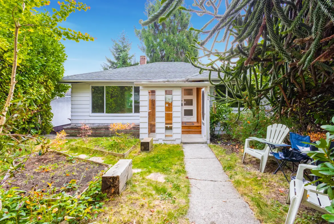 E 8th Ave, Vancouver, BC V5M 1X1