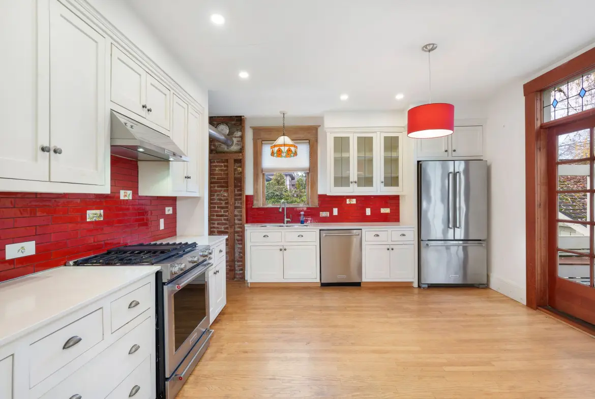 W 37th Ave Vancouver, BCV6N 2T8