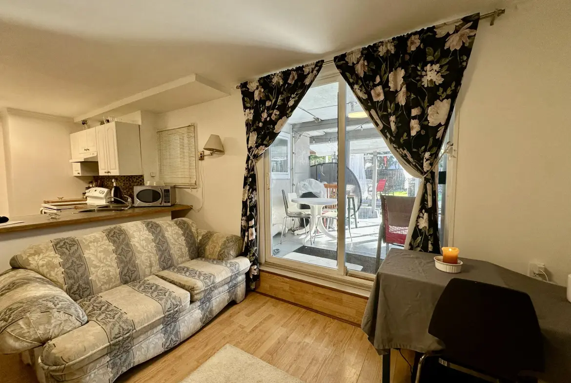 95a Avenue, Surrey, BC V3V6Y7