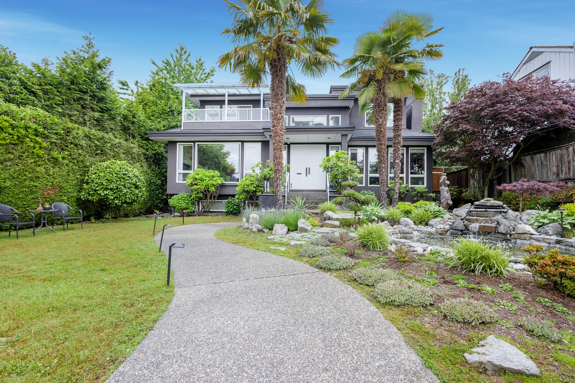 Ambleside cozy 1 bedroom studio unit looking for new tenant!